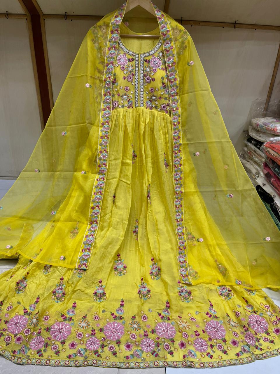 Luckhnawi chinnon Aanarkali